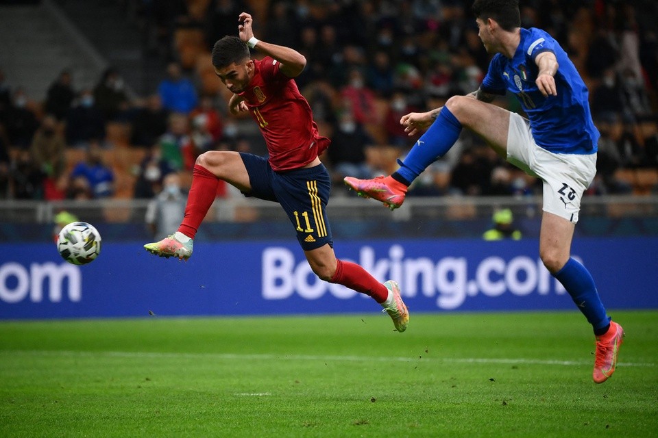 La Roja trình làng cầu thủ trẻ tuổi nhất lịch sử, làm lu mờ dàn sao Ý - Bóng Đá