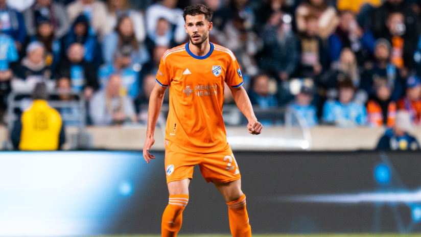 Cựu sao Chelsea bị phạt nặng vì lao vào phòng thay đồ trọng tài - Bóng Đá