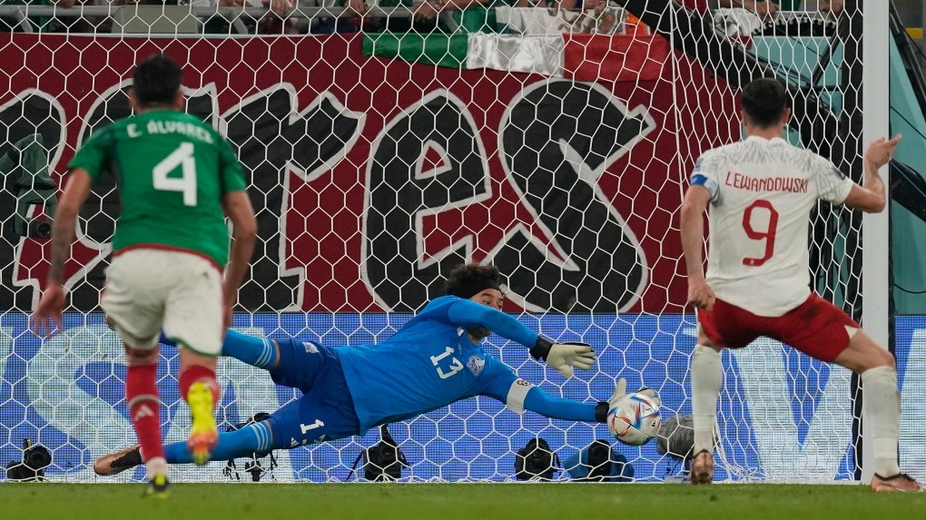 Mỗi khi tới World Cup, Ochoa lại bắt 