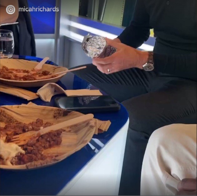 Micah Richards brutally trolls Roy Keane over star’s ‘nonsense’ packed lunch following hilarious Man Utd kit video - Bóng Đá