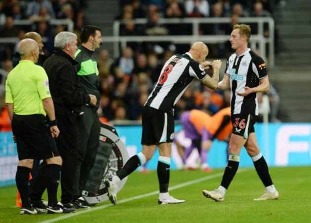 Jonjo Shelvey nervously glances up at club’s new owners after sending off vs. Spurs - Bóng Đá