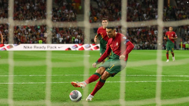 Ronaldo lập kỷ lục khủng, Bồ Đào Nha thắng tuyệt đối 7 trận - Bóng Đá