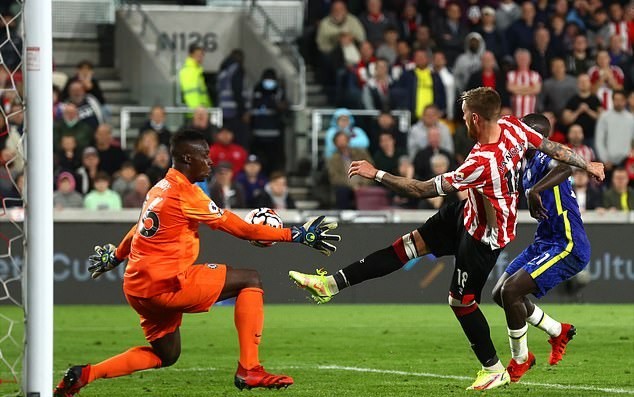 Gary Neville hails 'absolutely brilliant' Edouard Mendy after string of 'world class saves' in Chelsea's win over Brentford - Bóng Đá
