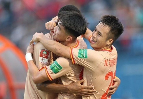 CAHN thắng nghẹt thở Bình Dương; Indonesia mời HLV Park Hang-seo - Bóng Đá