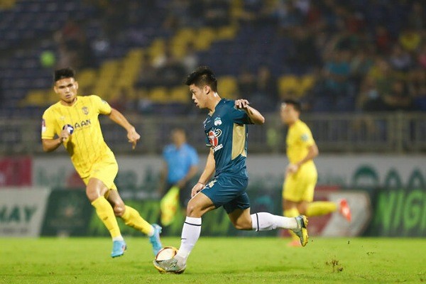 Pau FC gây sốc nặng với Quang Hải; HAGL hy sinh vì U22 Việt Nam - Bóng Đá