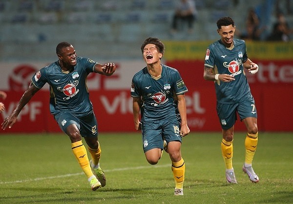 Tỏa sáng rực rỡ, dàn sao mai bảo tin mừng cho HLV Troussier  - Bóng Đá