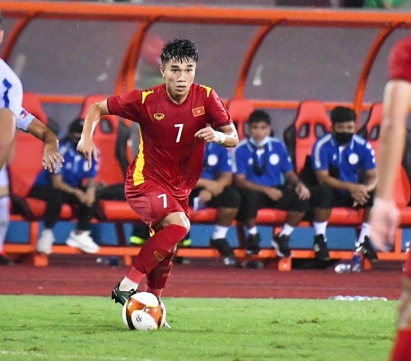 CĐV phản ứng Văn Quyết vì thúc cùi chỏ; Sao U22 Việt Nam chấn thương  - Bóng Đá