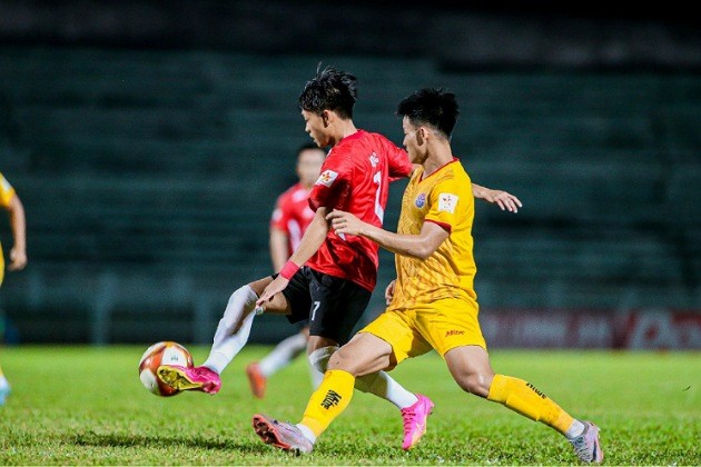 Ăn miếng trả miếng, Long An và PVF-CAND tạo trận cầu kịch tính - Bóng Đá