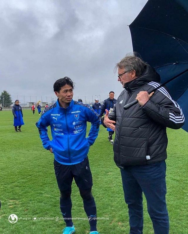 Tấn Tài chất vấn HLV Kiatisuk; 