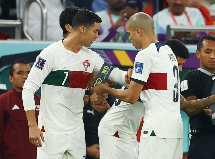 Ronaldo bị CĐV hắt nước trong trận thua của Bồ Đào Nha - Bóng Đá