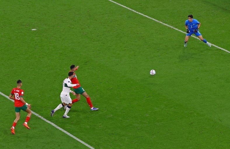 Ronaldo bị CĐV hắt nước trong trận thua của Bồ Đào Nha - Bóng Đá