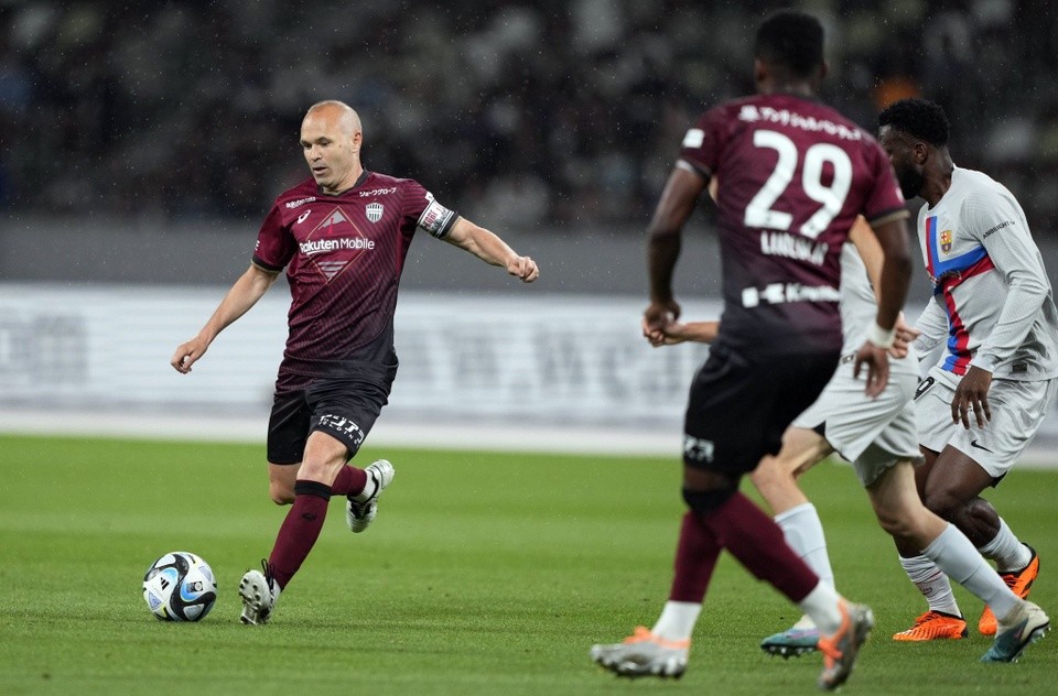 Iniesta chia tay Kobe bằng trận thua Barca - Bóng Đá