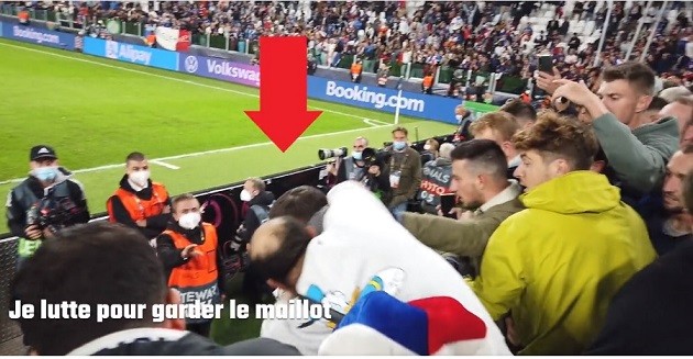 Supporter gets hit after receiving Koundé match shirt - Bóng Đá