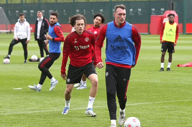 Erik ten Hag reveals he only saw Phil Jones train for '20 MINUTES' since arriving at Man United - Bóng Đá