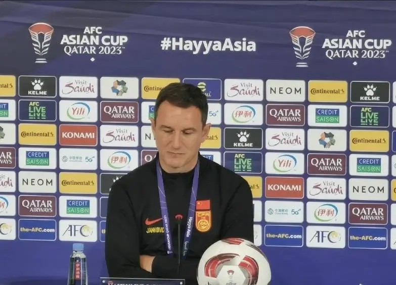 Nói đội nhà thiếu may mắn, HLV ĐT Trung Quốc bị so sánh với Erik ten Hag - Bóng Đá