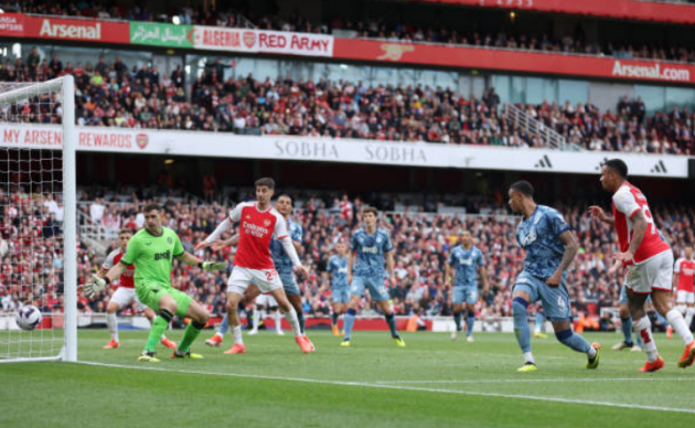 Neville: It's poor from the Brazilian. (Jesus) - Bóng Đá