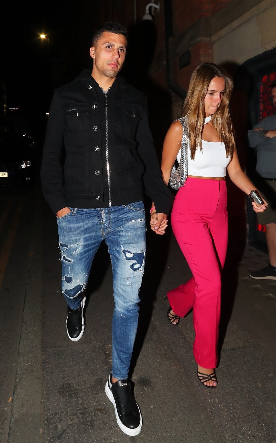 Haaland cùng bồ xinh diện đồ cực chất tiệc tùng thâu đêm - Bóng Đá