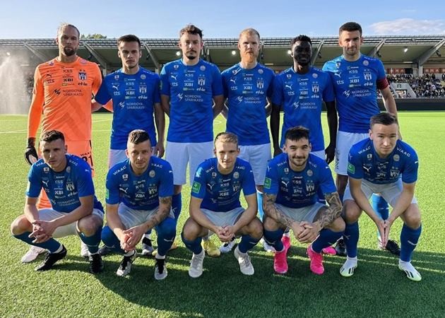 Điên rồ Champions League: Hậu vệ giải nghệ đi làm thợ điện, tái xuất trong khung gỗ làm nên lịch sử  - Bóng Đá