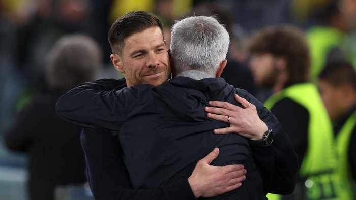 Video: Mourinho and Xabi Alonso reunite in Roma-Bayer Leverkusen - Bóng Đá