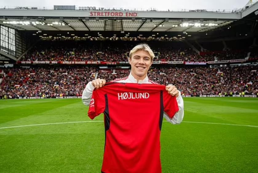 Man United's new £72m star Rasmus Hojlund could be SIX weeks away from being fully fit with - Bóng Đá