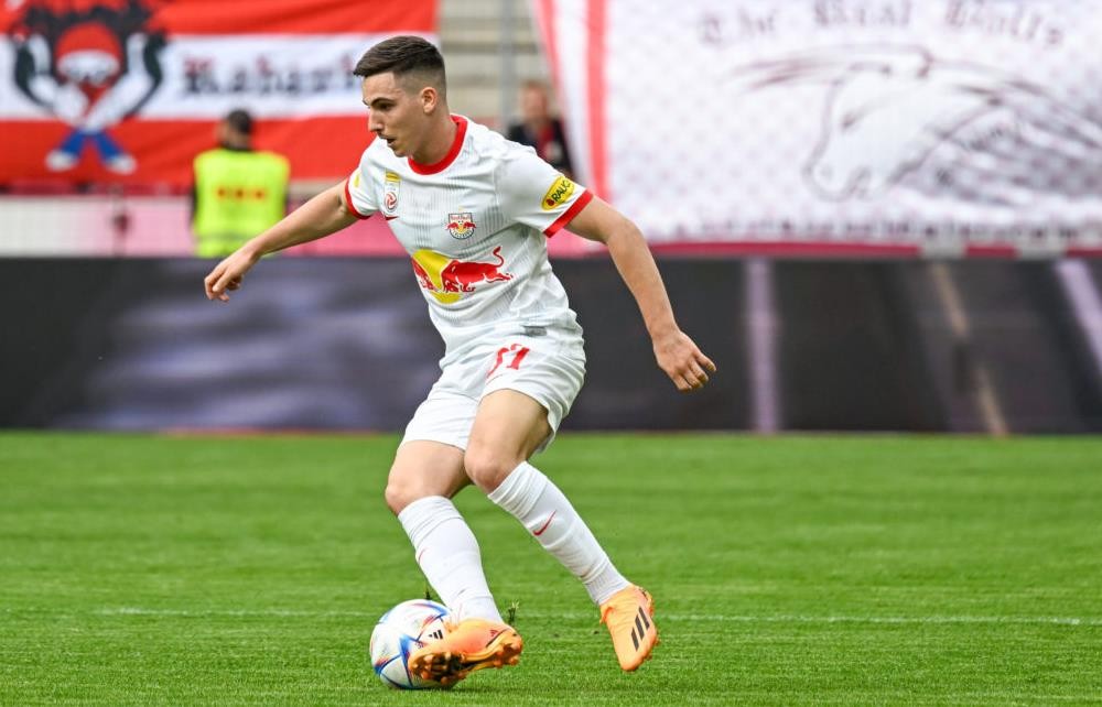 ‘Sky is the limit’ for 19-year-old Manchester United are ‘tracking’ - Bóng Đá