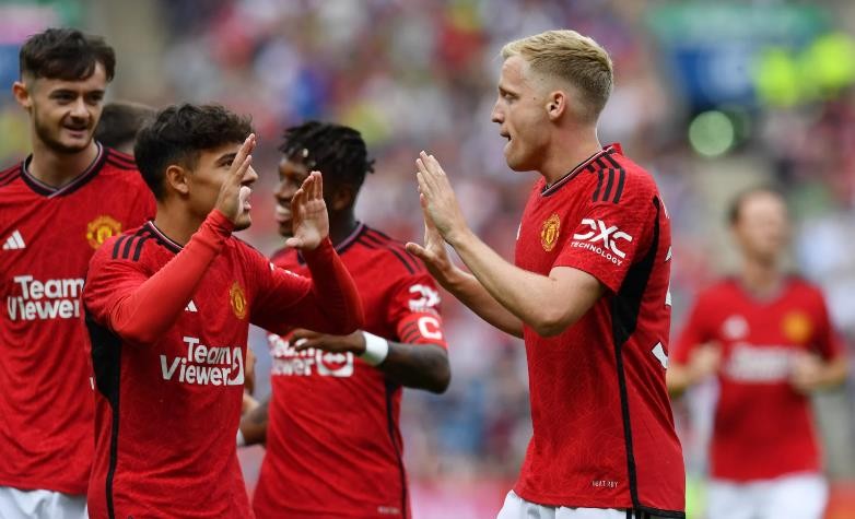 O’Neil on Van de Beek - Bóng Đá