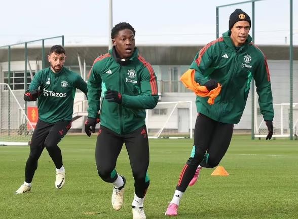 Willy Kambwala  Raphael Varane thinks Man Utd have another Kobbie Mainoo who could replace him - Bóng Đá