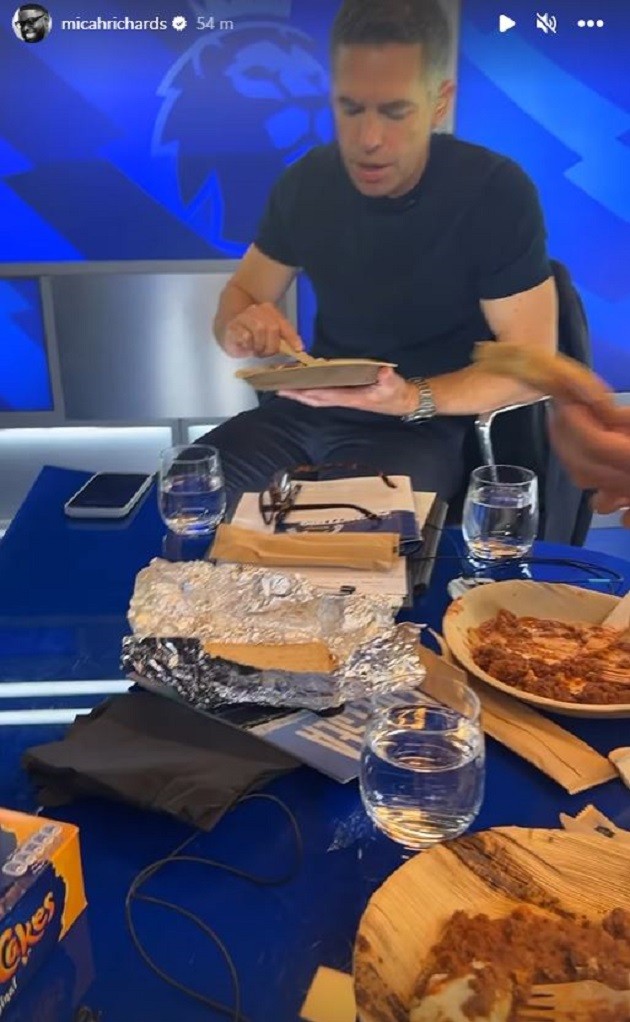 Micah Richards brutally trolls Roy Keane over star’s ‘nonsense’ packed lunch following hilarious Man Utd kit video - Bóng Đá