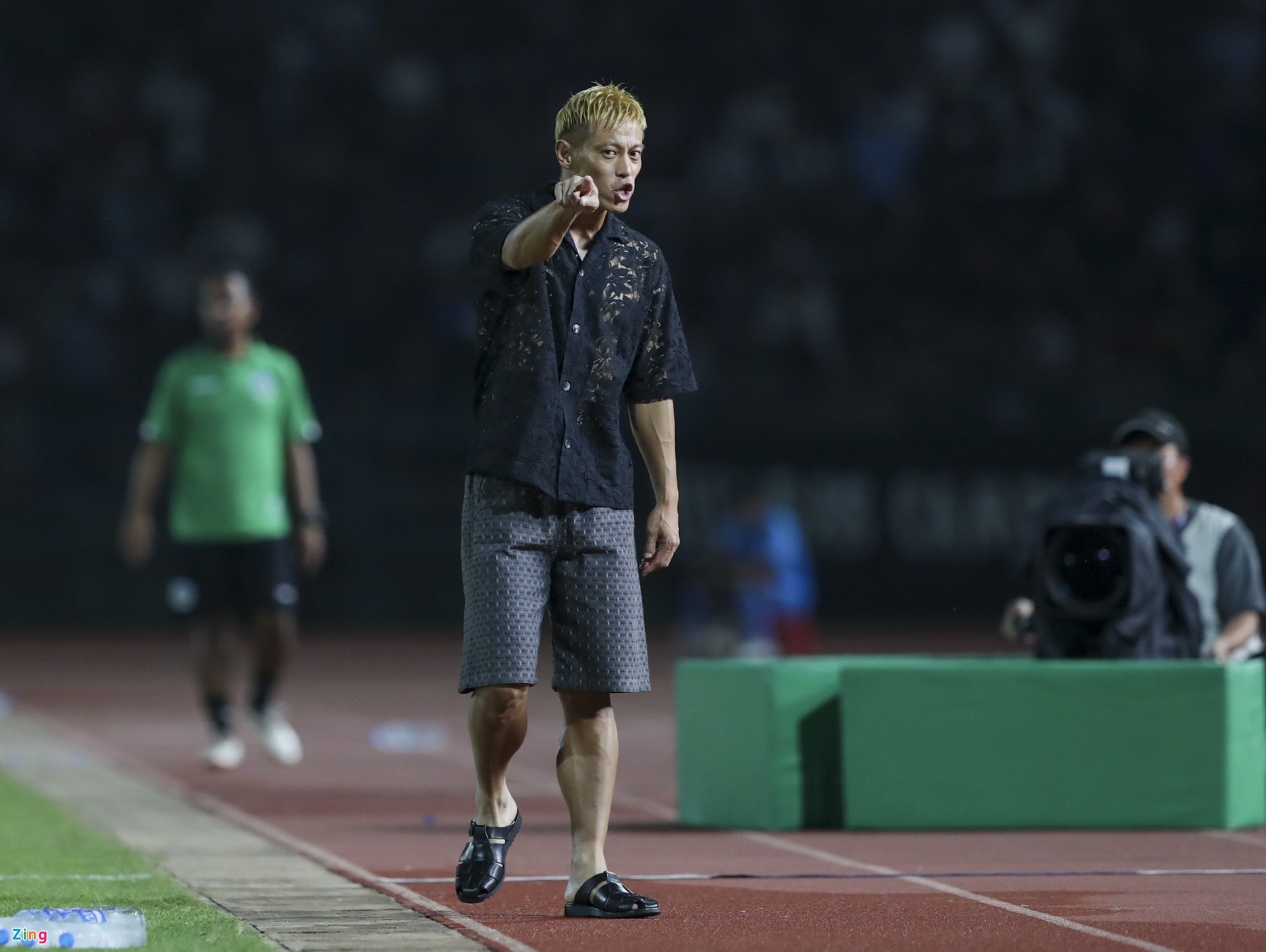 4 bộ trang phục Honda mặc khi chỉ đạo ở SEA Games 32 - Bóng Đá