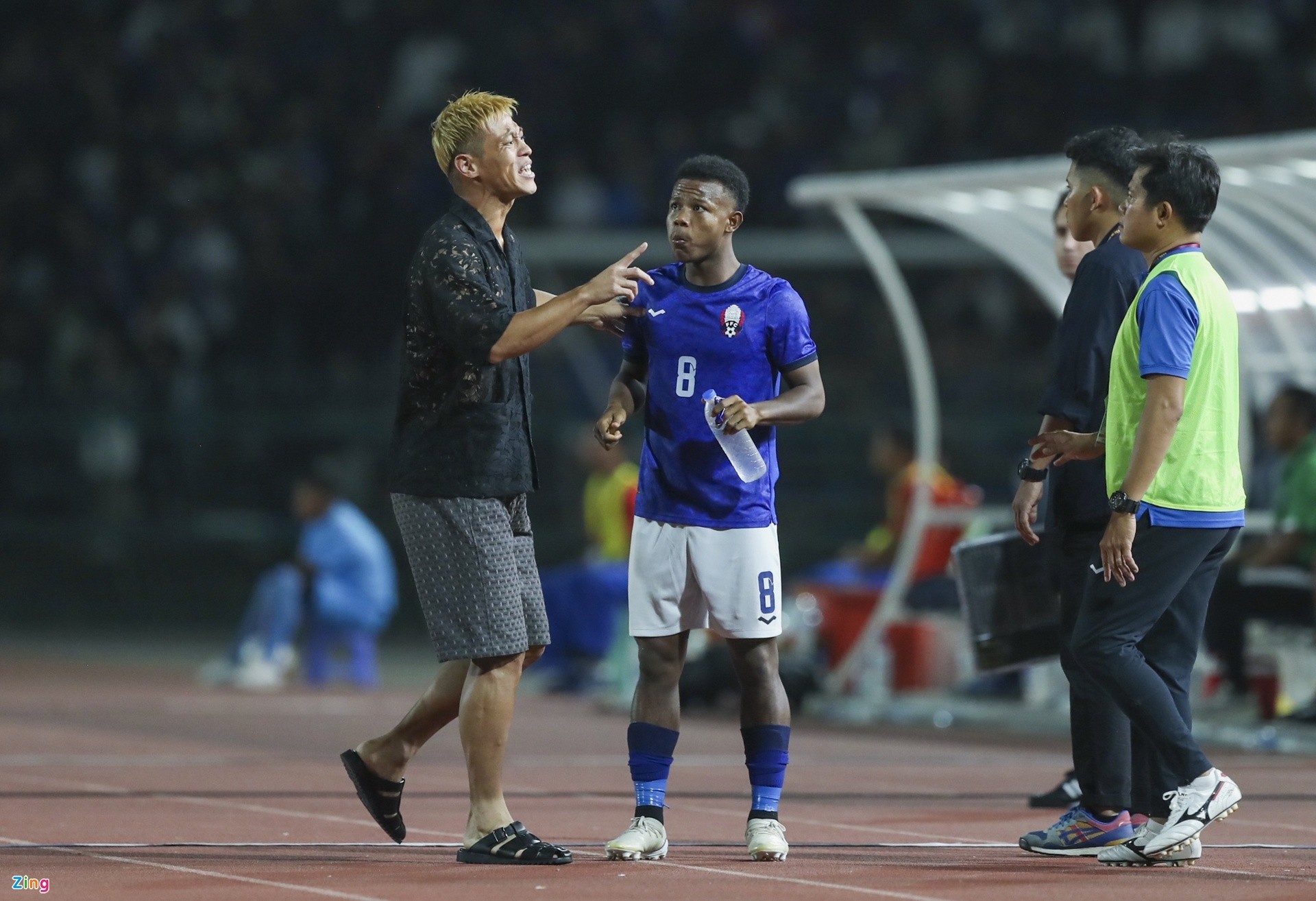 4 bộ trang phục Honda mặc khi chỉ đạo ở SEA Games 32 - Bóng Đá