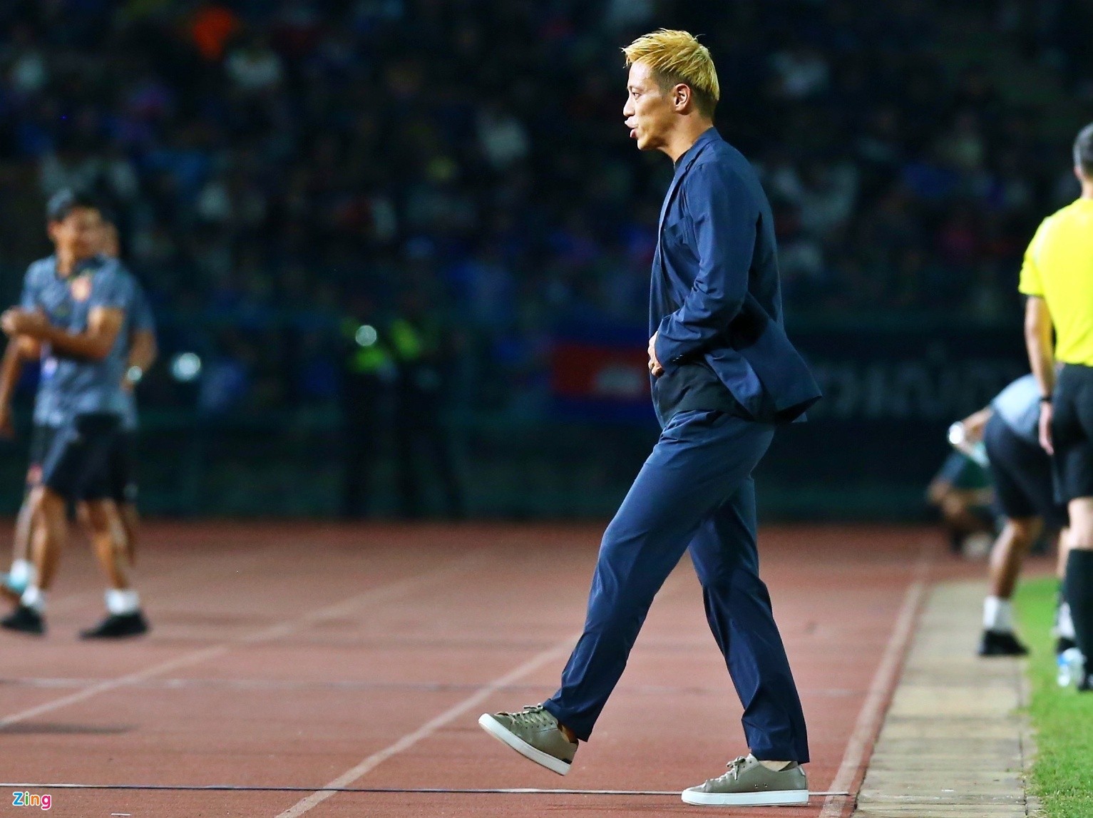 4 bộ trang phục Honda mặc khi chỉ đạo ở SEA Games 32 - Bóng Đá