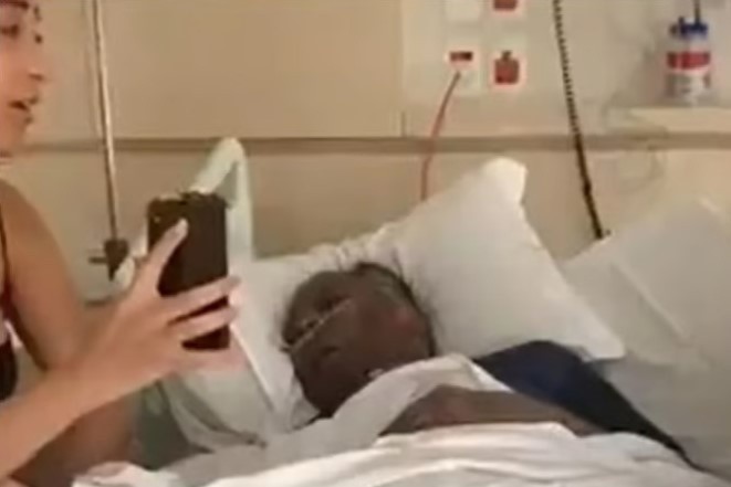 Pele nằm bất động trong cuộc gọi video - Bóng Đá