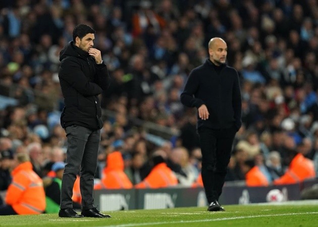 Chỉ 1 thay đổi, Pep thể hiện đẳng cấp khác biệt với Arteta - Bóng Đá