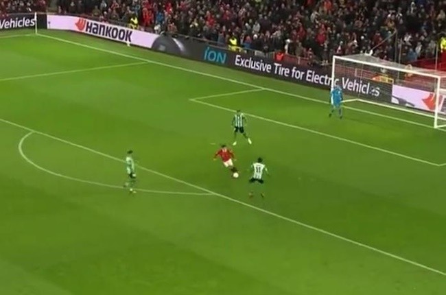 Khoảnh khắc thể hiện đẳng cấp khác biệt giữa Martinez và Maguire - Bóng Đá