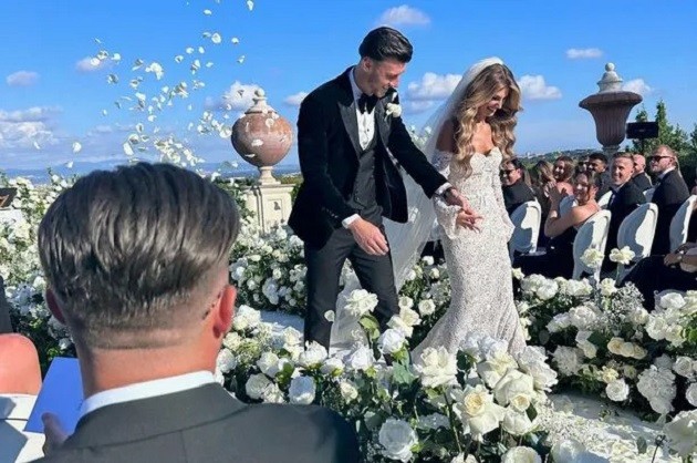 CHAR’S A STAR Wag Charlotte Russell wows in plunging white swimsuit following wedding to Kieffer Moore - Bóng Đá