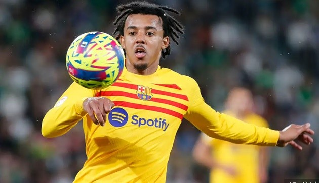 Jules Kounde asks to leave Barcelona as he wants to play centre-back but club will not let him leave for less than £70m - Bóng Đá