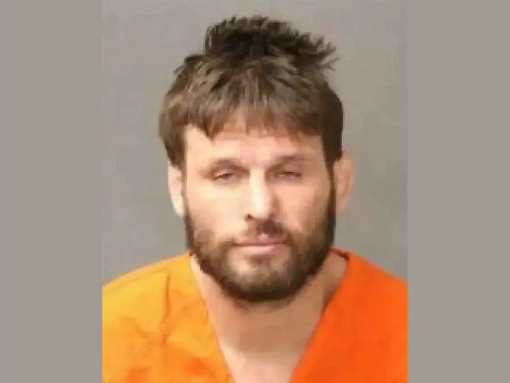 Tim Means bị bắt