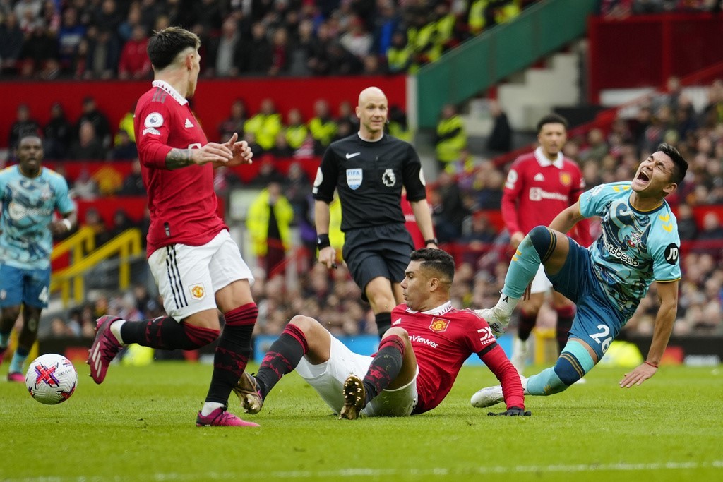 Casemiro immediately put his head in his hands and he looks absolutely devastated.  - Bóng Đá