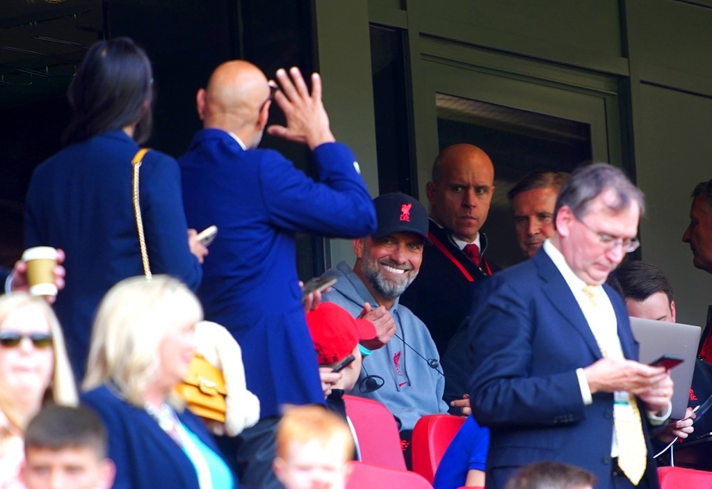  Jurgen Klopp watching on from the stands  - Bóng Đá