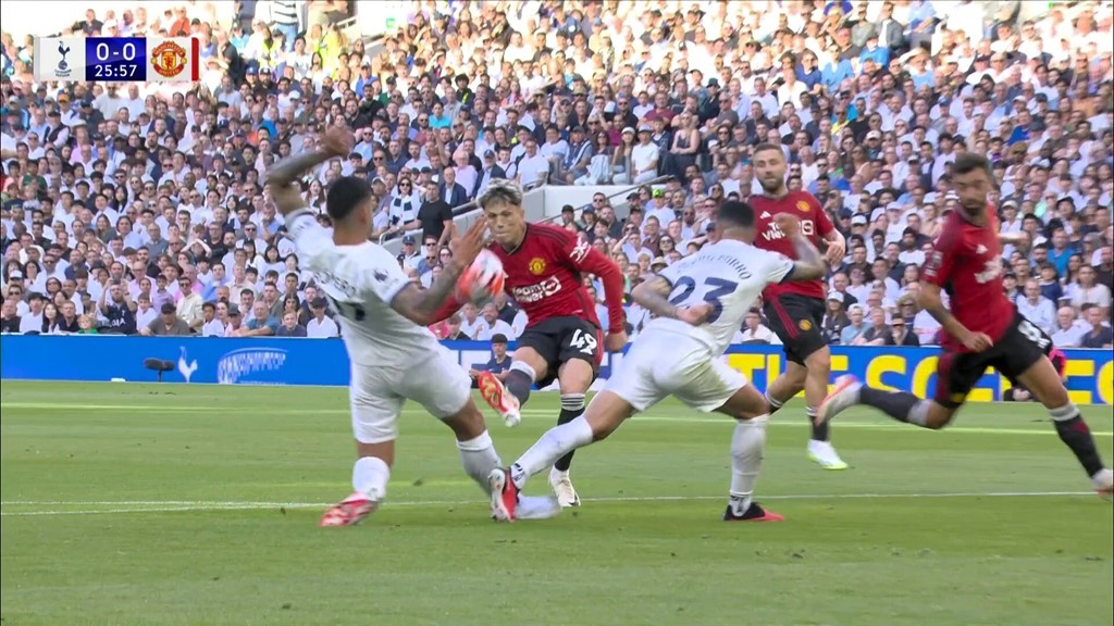 Sao không có penalty cho Man Utd? - Bóng Đá