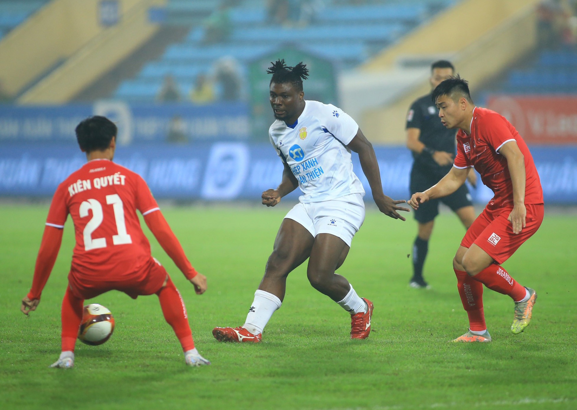 Cầu thủ Hải Phòng chấn thương kinh hoàng, nhập viện cấp cứu - Bóng Đá