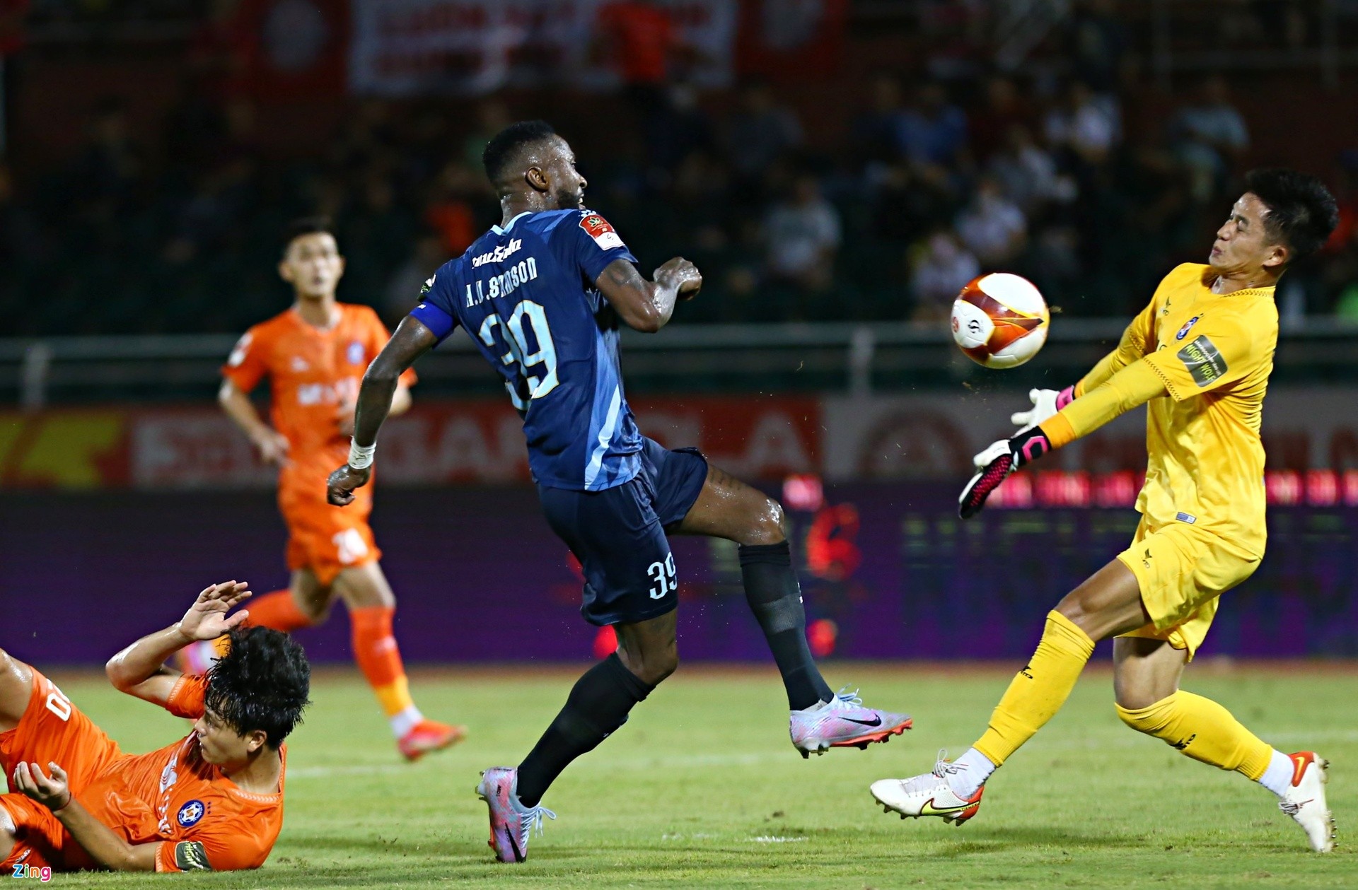 HLV Vũ Tiến Thành: Sẽ gọi Lee Nguyễn trong trường hợp khẩn cấp - Bóng Đá