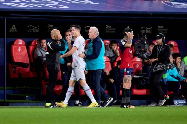 Lewandowski làm gì khi bị đuổi khỏi sân ở phút 31? - Bóng Đá