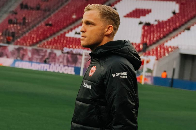 Eintracht Frankfurt head coach apologises to Manchester United midfielder Donny van de Beek over Europa snub - Bóng Đá
