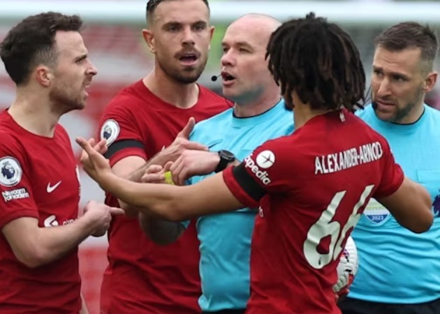 PGMOL sẽ điều tra va chạm của Andrew Robertson với trọng tài biên - Bóng Đá