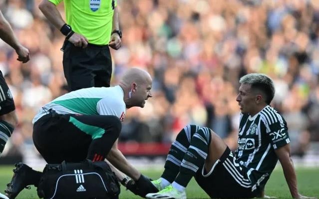 Manchester United star Lisandro Martinez an injury doubt for Brighton clash Amrabat debut - Bóng Đá