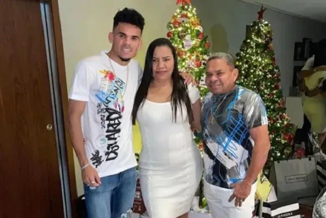 Moment dad of Liverpool star Luis Diaz reunites with family & friends 12 DAYS after he was kidnapped by ELN guerillas - Bóng Đá