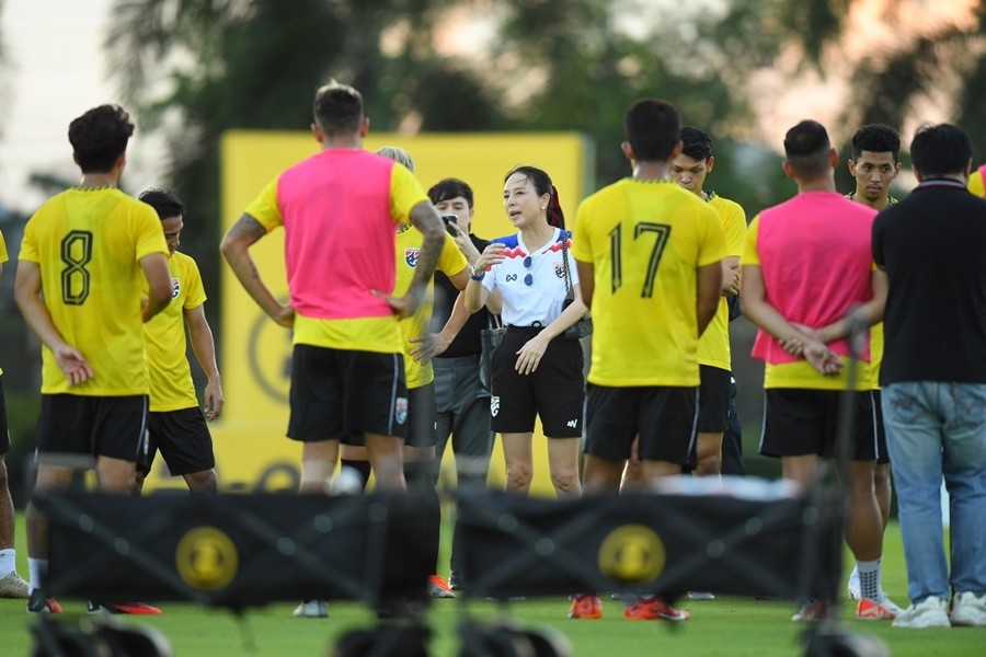 Madam Pang nói rõ lý do chọn Theerathon làm đội trưởng tuyển Thái Lan - Bóng Đá