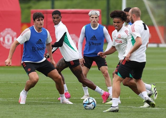Ten Hag vừa đấm vừa xoa, giải cứu Maguire khỏi vũng lầy tại Man Utd - Bóng Đá