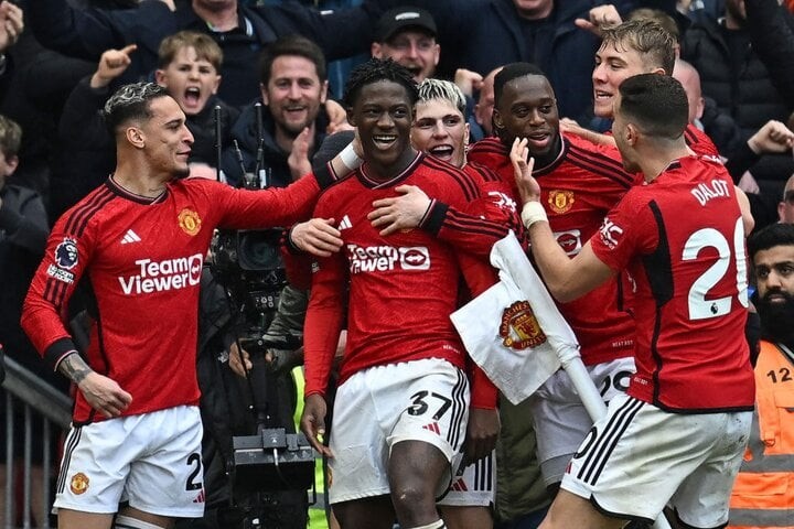 Quá đẳng cấp, Mainoo 'vẽ cầu vồng' tung lưới Liverpool - Bóng Đá